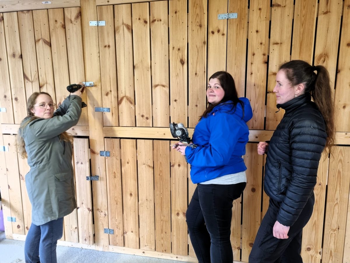 Dugnad der alle fekk utlevert ein kost og ei rive. - Uskedalen